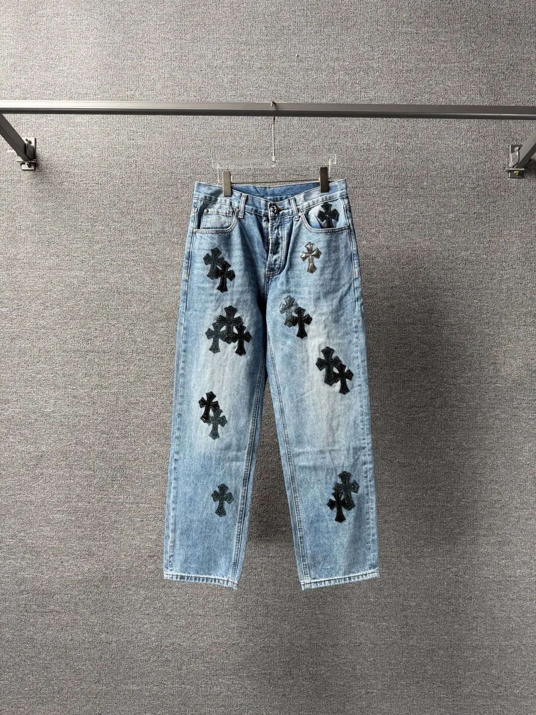 P270 💰 (Top version) Chrome Hearts/Chrome Hearts 25FW CH starry sky leather cross bamboo jeans adopt starry sky theme patchwork elements, mostly in the shape of a cross, with glitter on the leather surface. Unique design, simple and elegant details, exquisite workmanship, the entire trousers are neatly routed, and the details are in place! It’s also so cool that both men and women can easily control it. It’s a gender-neutral trendy up version. Color: blue Size: 28-30-32-34-36 (corresponds to S-M-L-XL-XXL)